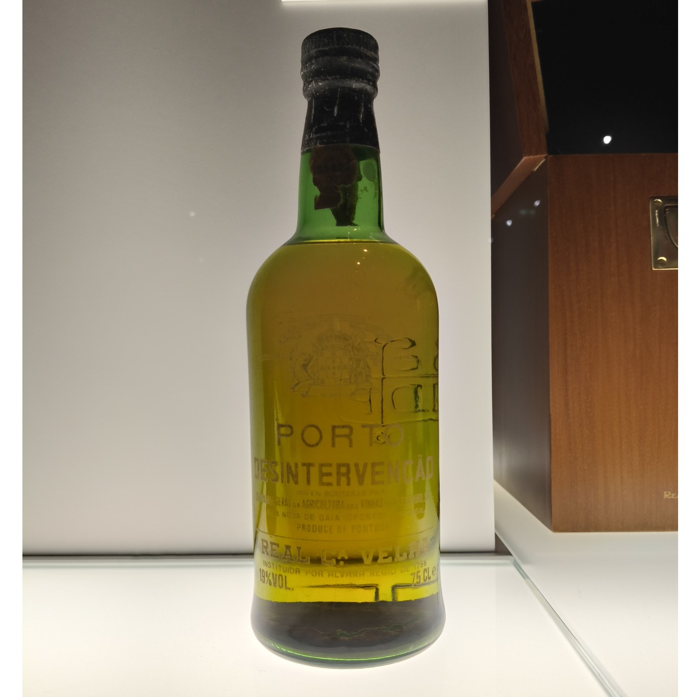 Garrafa de vinho do Porto - Desintervenção 2 Maio vitrine