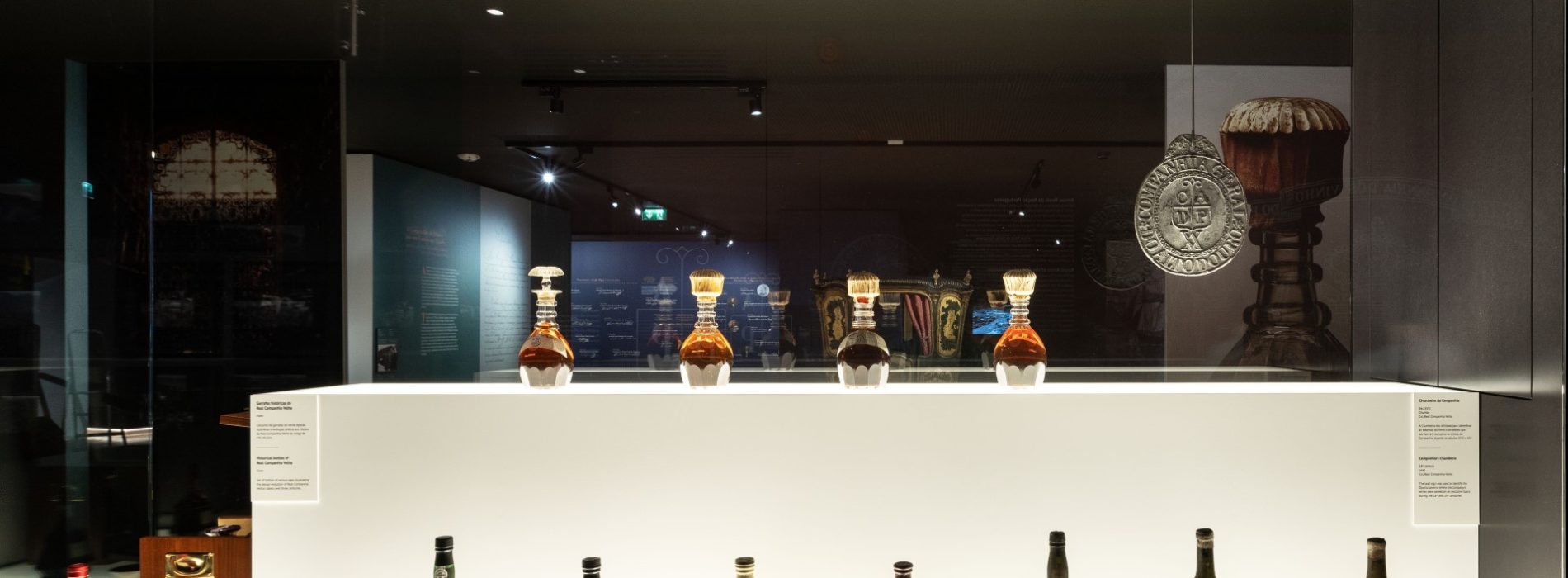 Garrafa de vinho do Porto - Desintervenção 1 Maio vitrine garrafasfoto de destaque