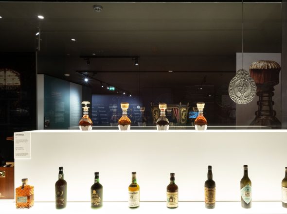 Garrafa de vinho do Porto - Desintervenção 2 Maio vitrine garrafasfoto de destaque